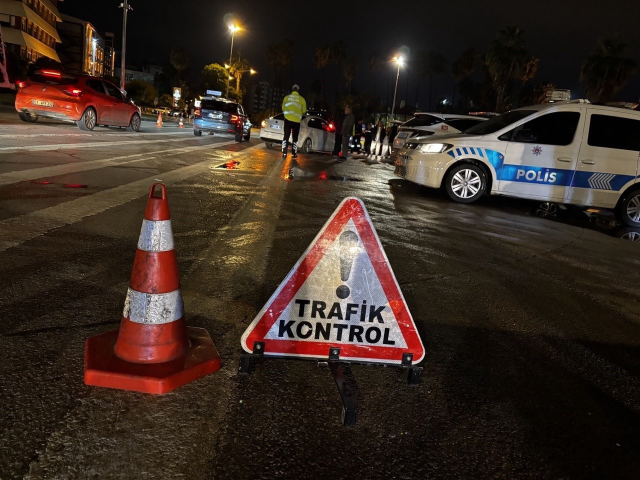 trafik uygulamasinda alkollu cikti gazeteciye saldirdi 2 PHHh4D4N
