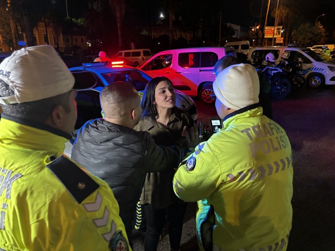 trafik uygulamasinda alkollu cikti gazeteciye saldirdi 4 CtcArTpP