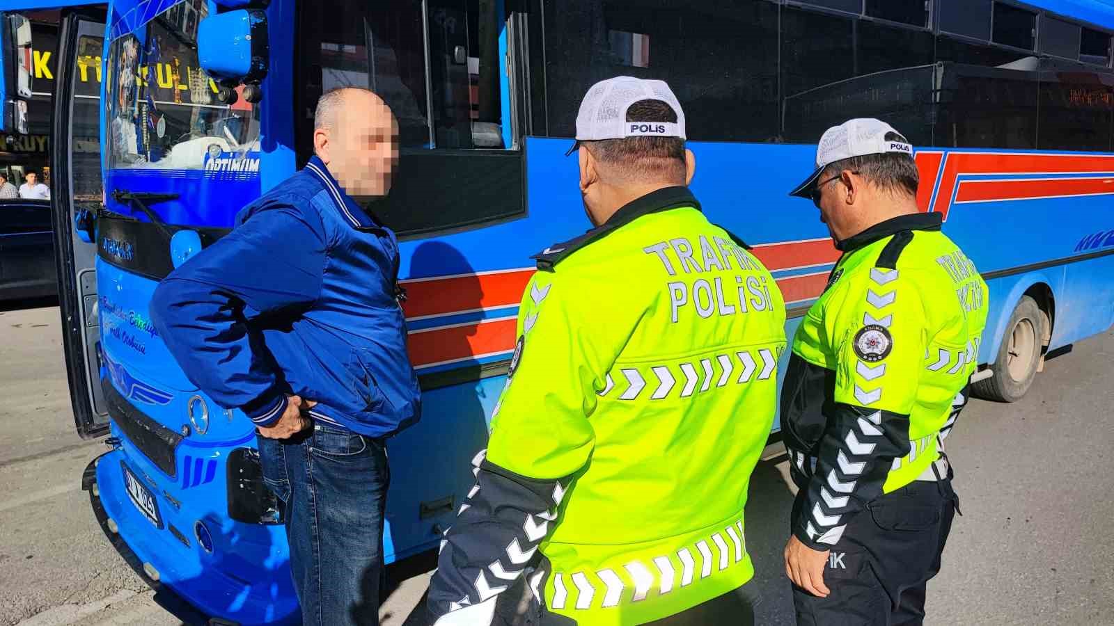 trafik uygulamasinda ceza yiyen surucu polisi tehdit etti 1 OvFgMupr