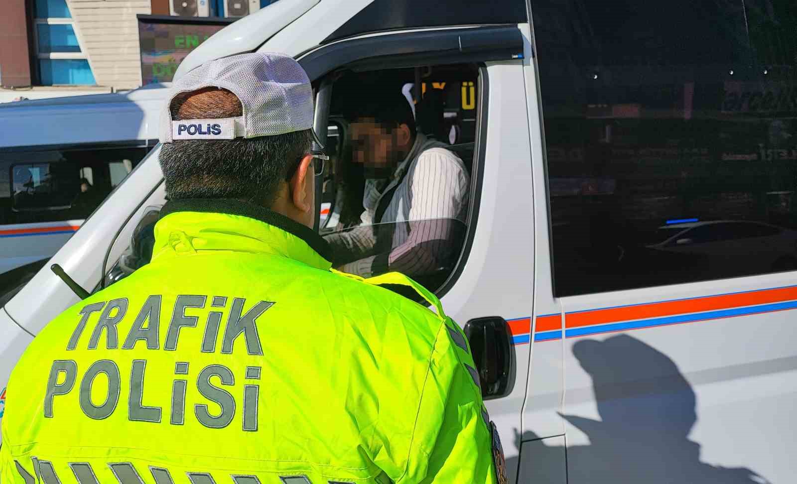 trafik uygulamasinda ceza yiyen surucu polisi tehdit etti 2 K6gijSiC