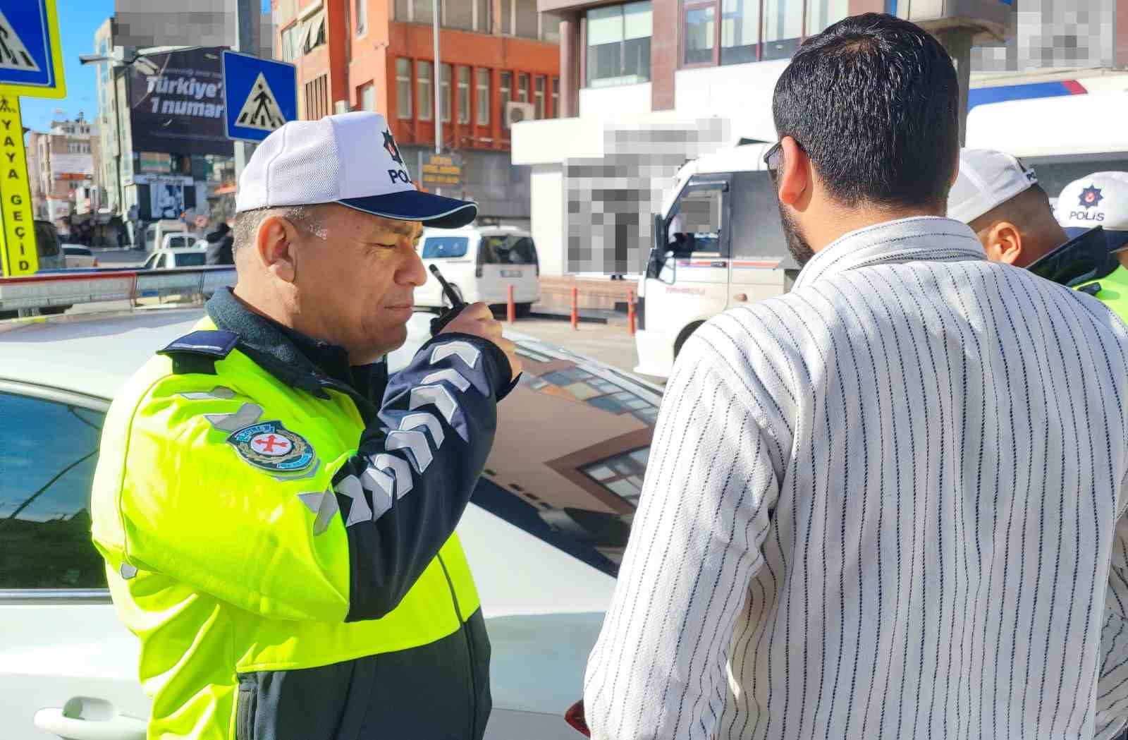 trafik uygulamasinda ceza yiyen surucu polisi tehdit etti 3