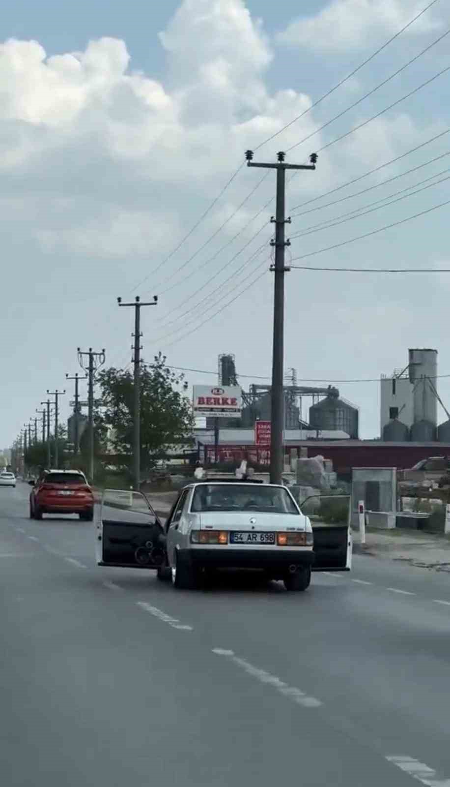 trafikte akil almaz anlar son ses muzikle kapilari acik vaziyette seyretti 0 Lr663KEm