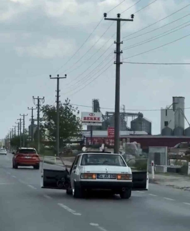 trafikte-akil-almaz-anlar-son-ses-muzikle-kapilari-acik-vaziyette-seyretti-hYLw1Dmm.jpg