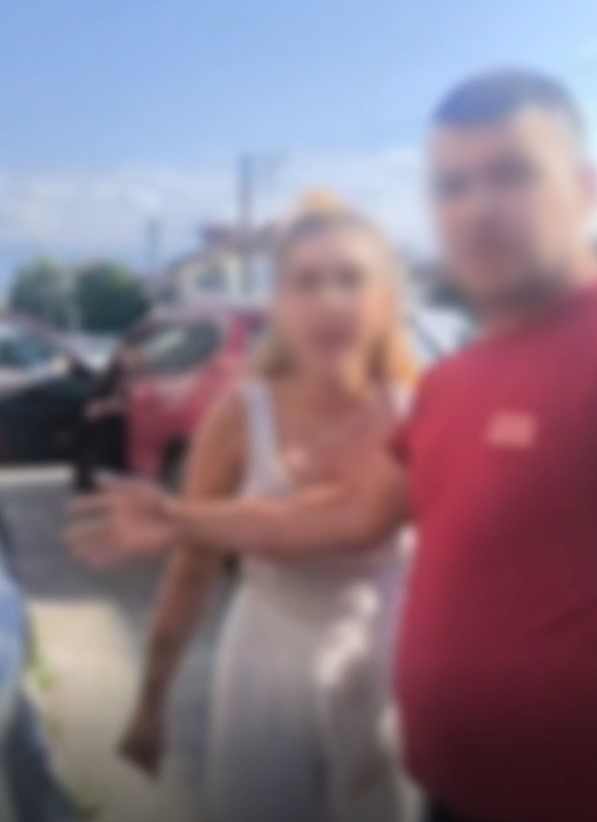 Trafikte araçtan inen 3 kadın çocuklu aileye saldırdı 4 trafikte aractan inen 3 kadin cocuklu aileye saldirdi 0