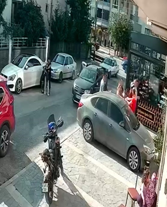 Trafikte araçtan inen 3 kadın çocuklu aileye saldırdı 5 trafikte aractan inen 3 kadin cocuklu aileye saldirdi 1 yZDJIrrV