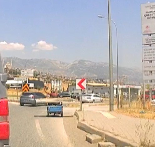 trafikte beklerken motosiklet uzerinde oynamaya basladi 1 4f76NEeJ