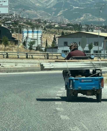 trafikte-beklerken-motosiklet-uzerinde-oynamaya-basladi-Ede4HbpL.jpg