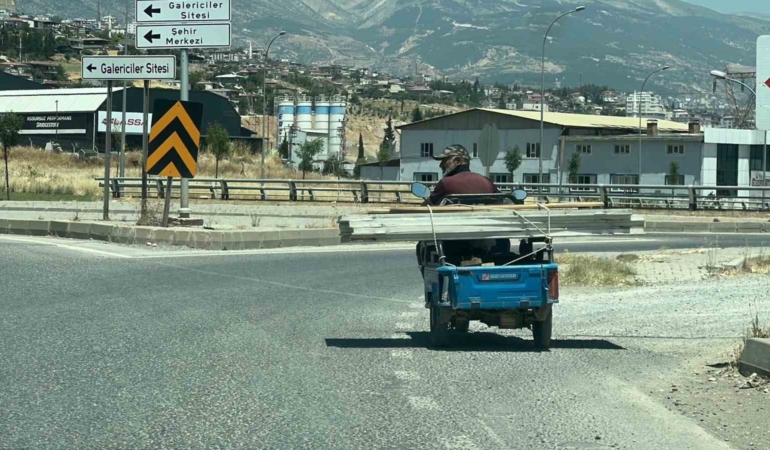 trafikte-beklerken-motosiklet-uzerinde-oynamaya-basladi-Ede4HbpL.jpg