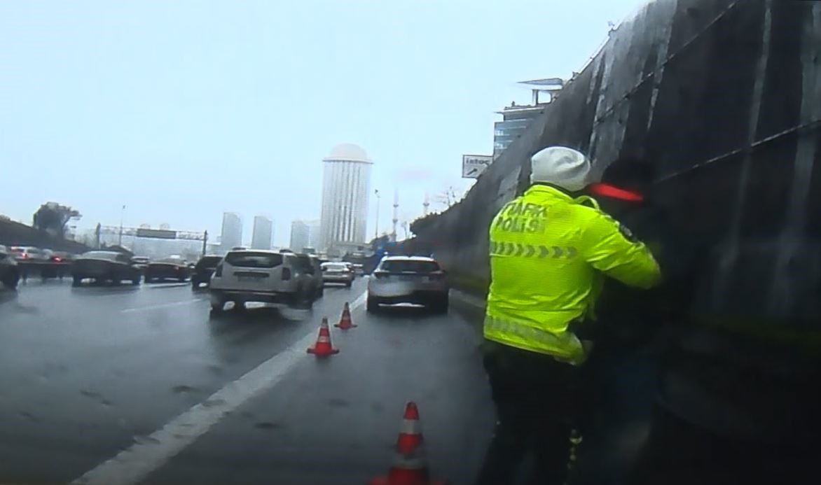 trafikte boganiza seker kacti polisin heimlich manevrasi ile hayata dondu 0 SHZP2csq