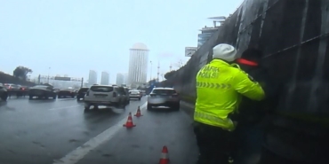 trafikte-boganiza-seker-kacti-polisin-heimlich-manevrasi-ile-hayata-dondu-MfaGXxvO.jpg