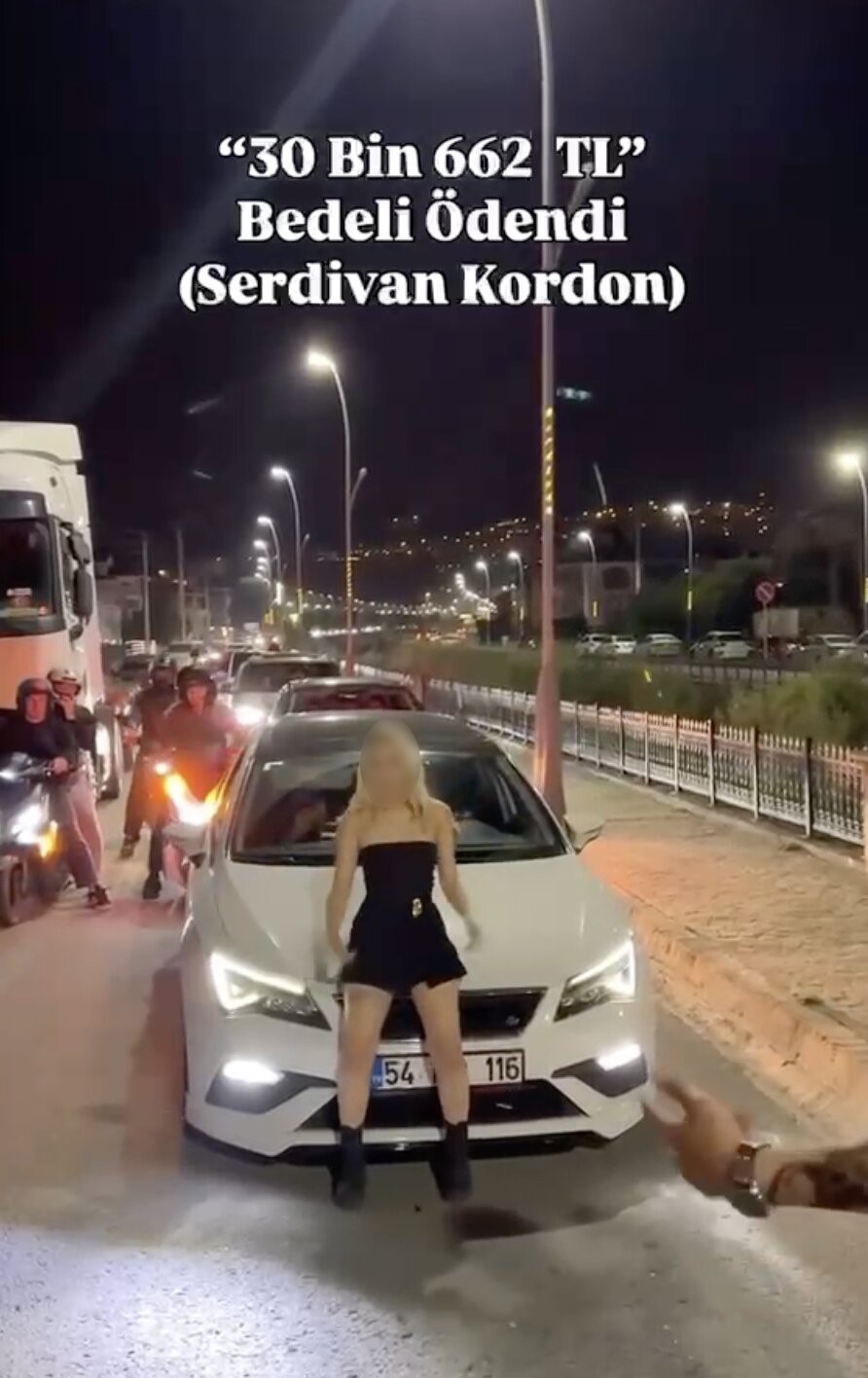 trafikte dans pahaliya patladi ayni videoyu bedel odendi notuyla yeniden paylasti 0 rP522d49