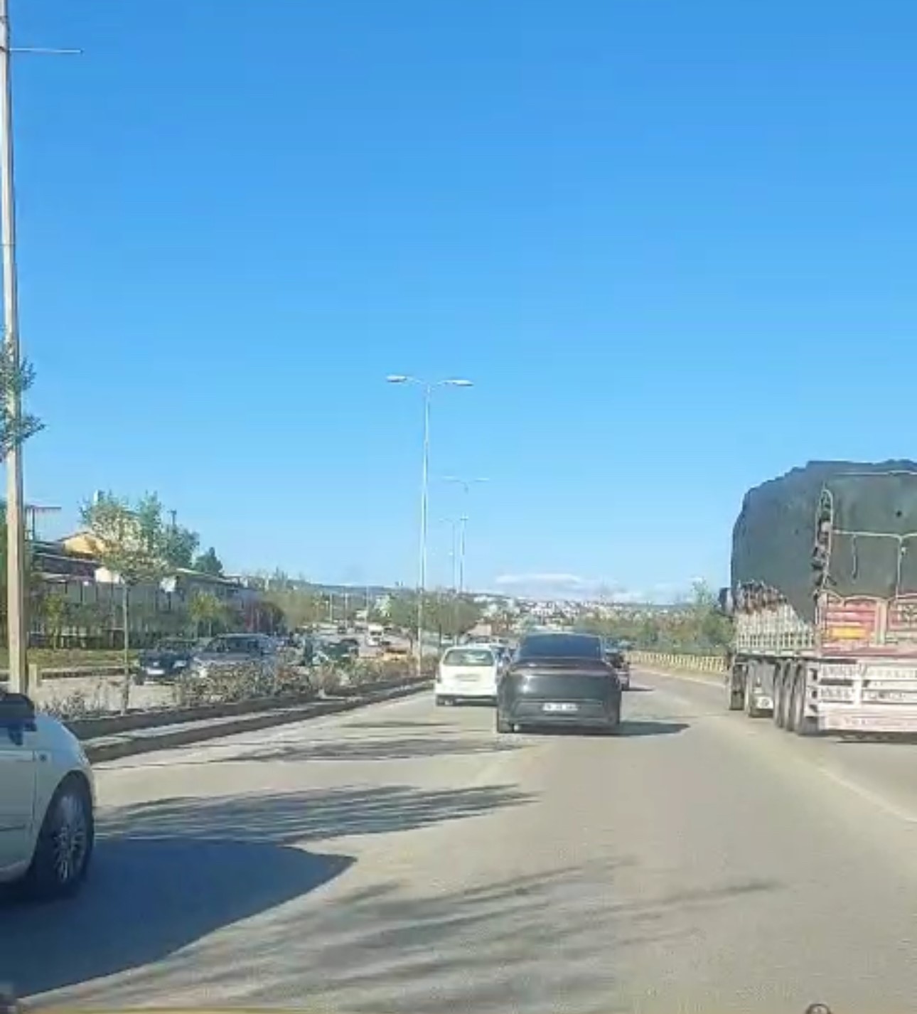 Trafikte defalarca şerit değiştirerek makas attı 5 trafikte defalarca serit degistirerek makas atti 1 Oa3V5ikW