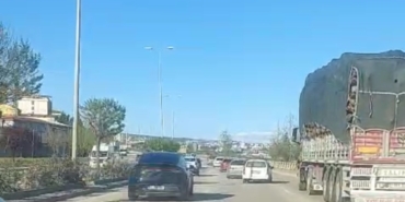 trafikte-defalarca-serit-degistirerek-makas-atti-9BDrEj6d.jpg