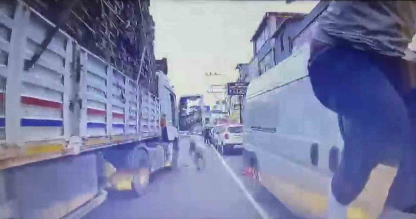 Trafikte dehşet: Tırdaki yolcu bıçakla saldırdı 5 trafikte dehset tirdaki yolcu bicakla saldirdi 1 rU9UpL6Z
