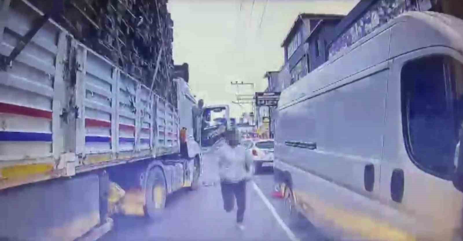Trafikte dehşet: Tırdaki yolcu bıçakla saldırdı 6 trafikte dehset tirdaki yolcu bicakla saldirdi 2 M1YUhiu5