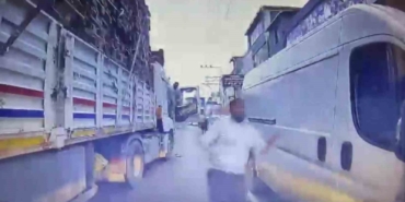 trafikte-dehset-tirdaki-yolcu-bicakla-saldirdi-pW1kSJcu.jpg