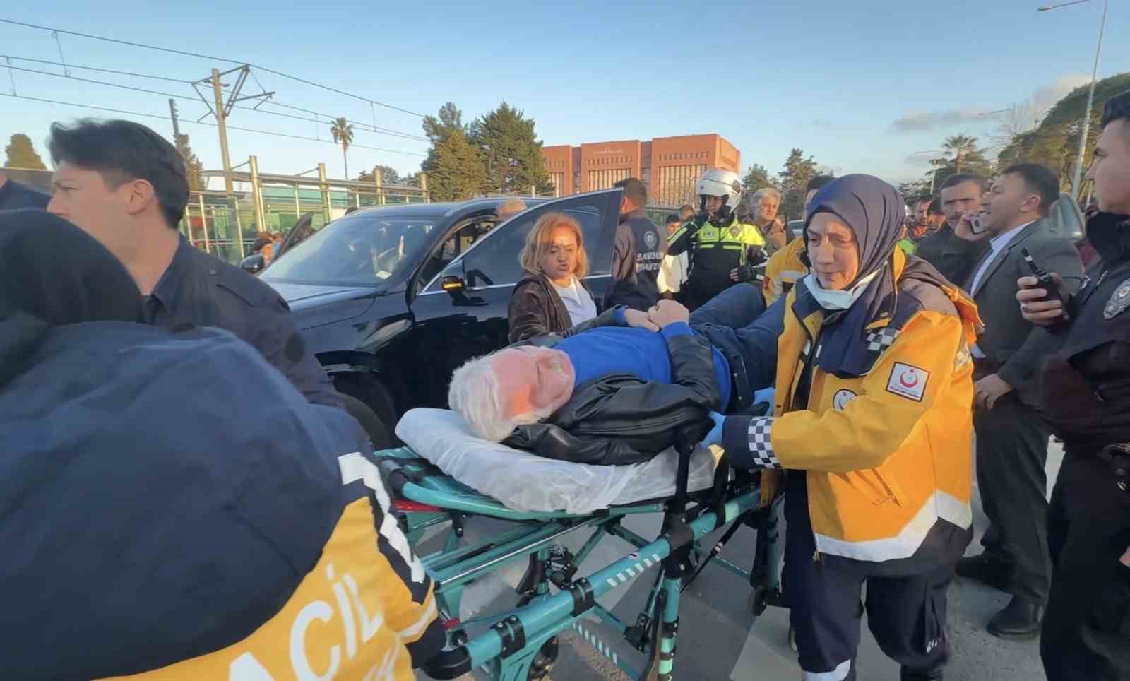 Trafikte direksiyon başında fenalaşan sürücü hastaneye kaldırıldı 4 trafikte direksiyon basinda fenalasan surucu hastaneye kaldirildi 0 5ab2dyKM