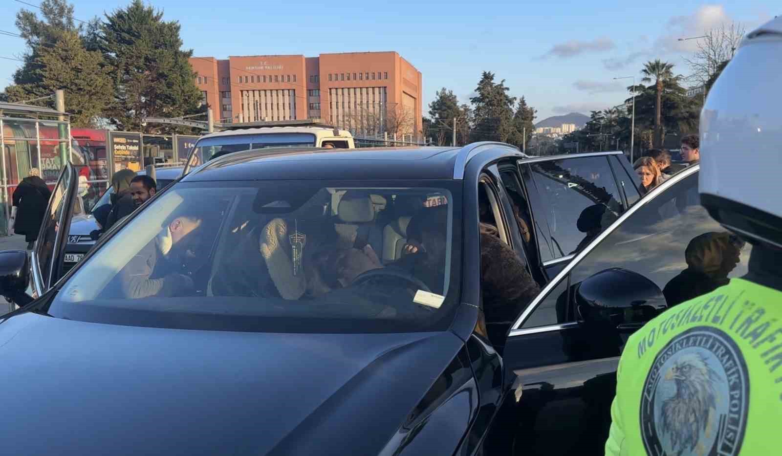 Trafikte direksiyon başında fenalaşan sürücü hastaneye kaldırıldı 5 trafikte direksiyon basinda fenalasan surucu hastaneye kaldirildi 1 IrAUyE2G