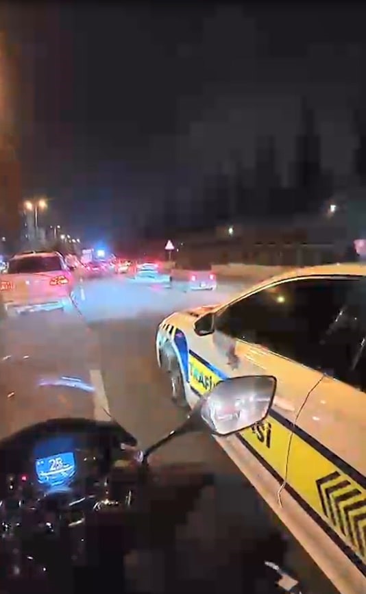 trafikte kalan ambulansa motosikletli kurye yardimiyla yol acildi 0