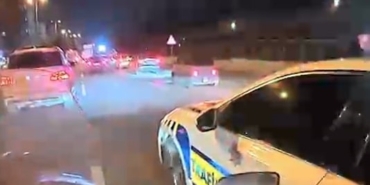 trafikte-kalan-ambulansa-motosikletli-kurye-yardimiyla-yol-acildi-N6unOZph.jpg