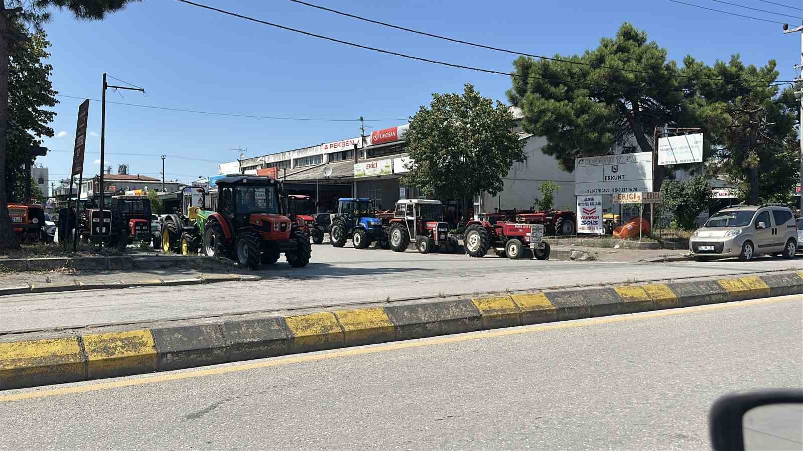 Trafikte meydan kavgası: Kaçmaya çalışan minibüse taş fırlattılar 5 trafikte meydan kavgasi kacmaya calisan minibuse tas firlattilar 1 zHtDuBZM