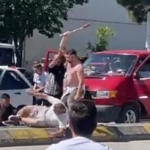 trafikte-meydan-kavgasi-kacmaya-calisan-minibuse-tas-firlattilar-lhWLrRXa.jpg