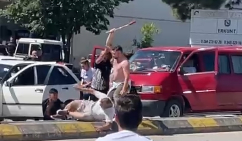 trafikte-meydan-kavgasi-kacmaya-calisan-minibuse-tas-firlattilar-lhWLrRXa.jpg