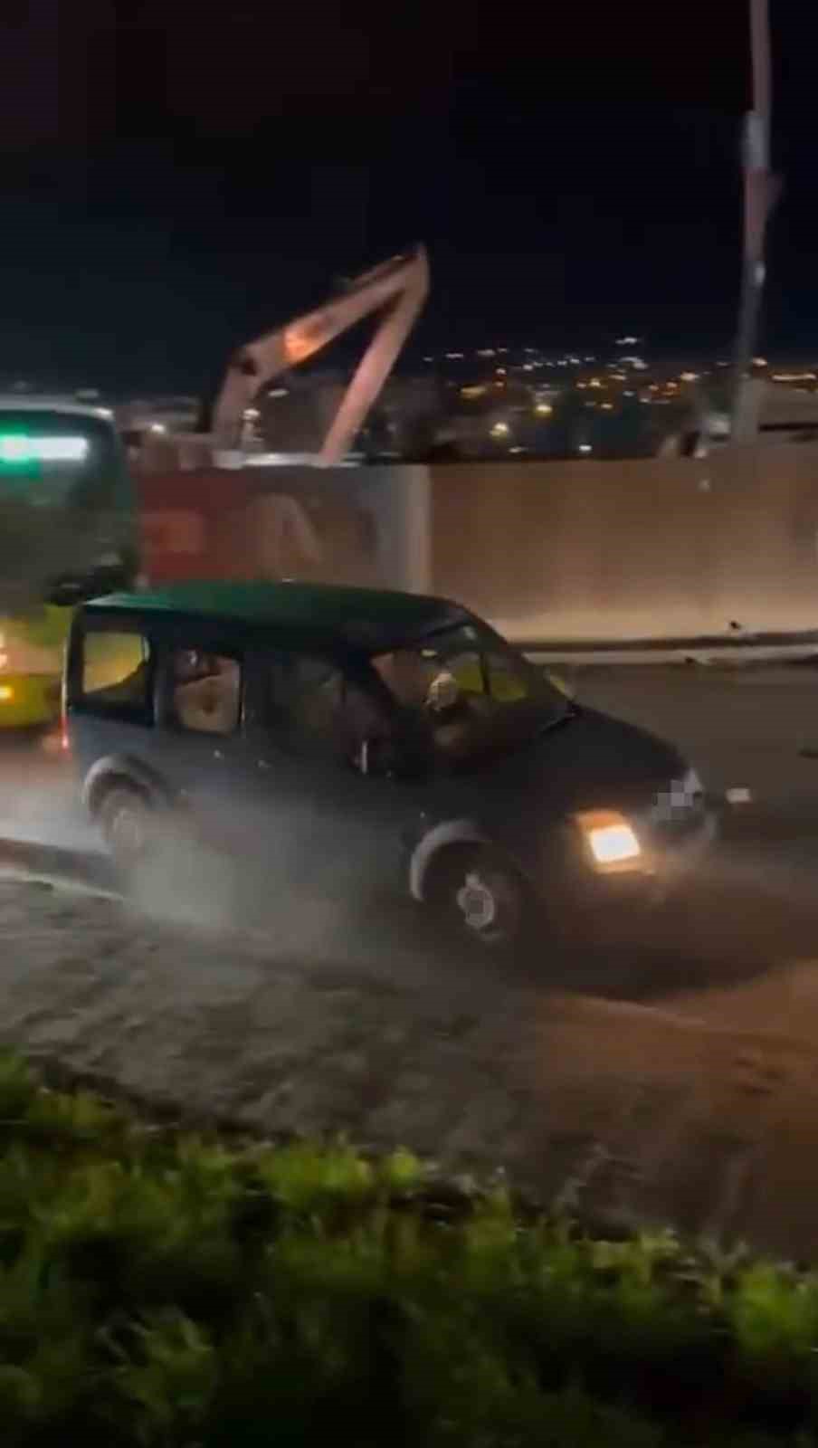 Trafikte ortalığı savaş alanına çevirmişti: 4 şüpheli yakalandı 5 trafikte ortaligi savas alanina cevirmisti 4 supheli yakalandi 1 TQEfciyq