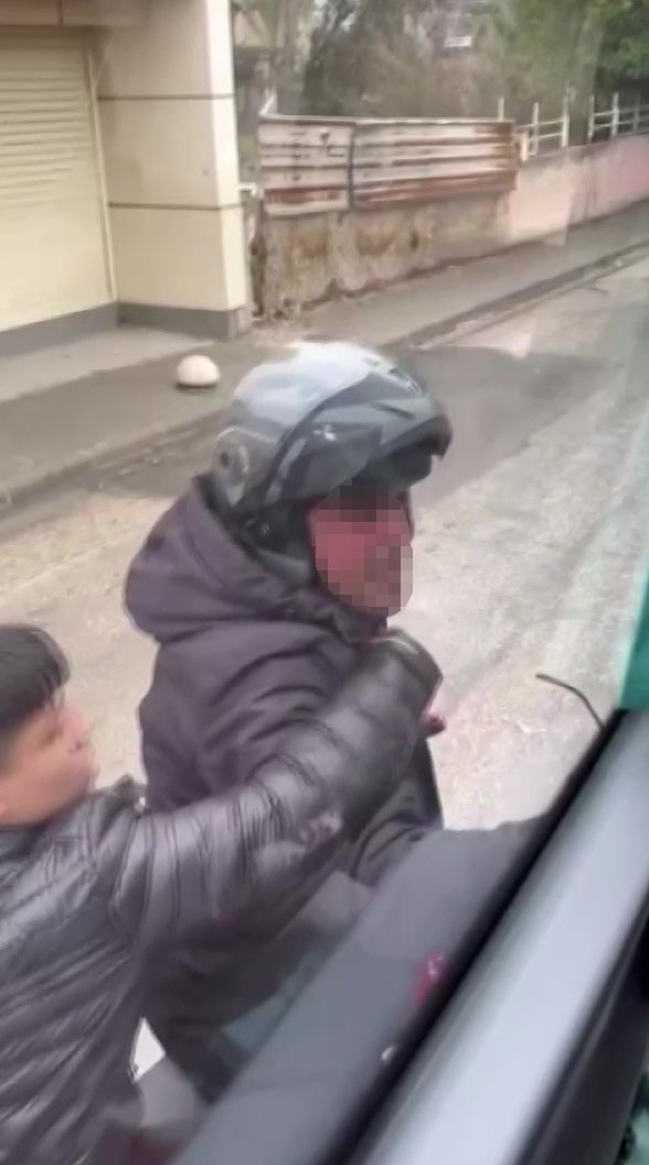 trafikte tartistigi servis aracinin camini kaskiyla kirdi 0 YhkDXTdg