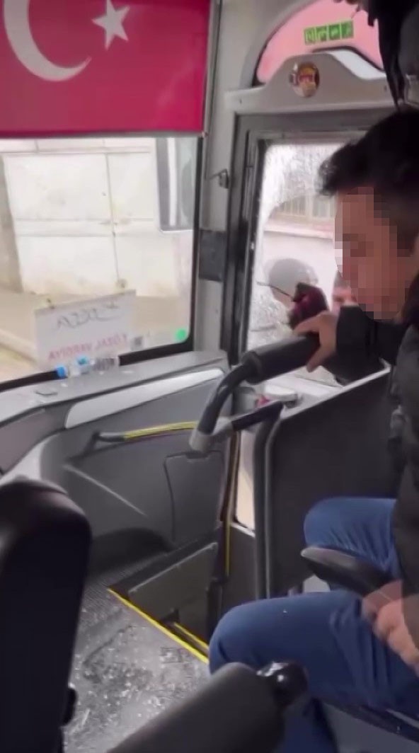 trafikte tartistigi servis aracinin camini kaskiyla kirdi 1 3C2vQ9Ju