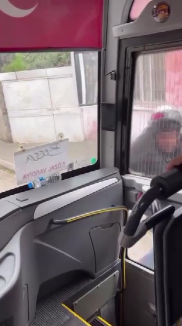 trafikte tartistigi servis aracinin camini kaskiyla kirdi 2 m9yZ4XNp