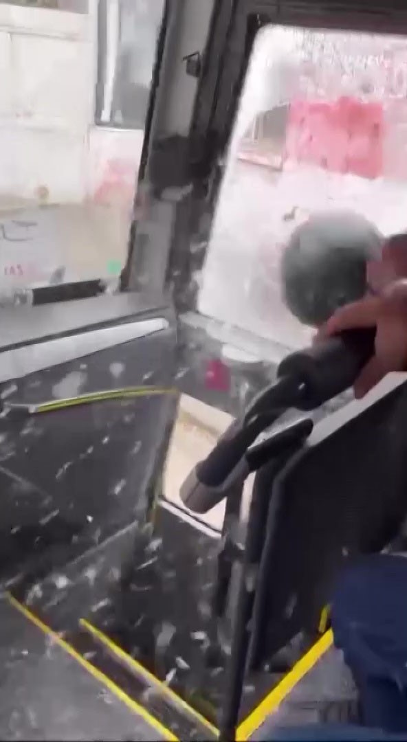 trafikte tartistigi servis aracinin camini kaskiyla kirdi 3