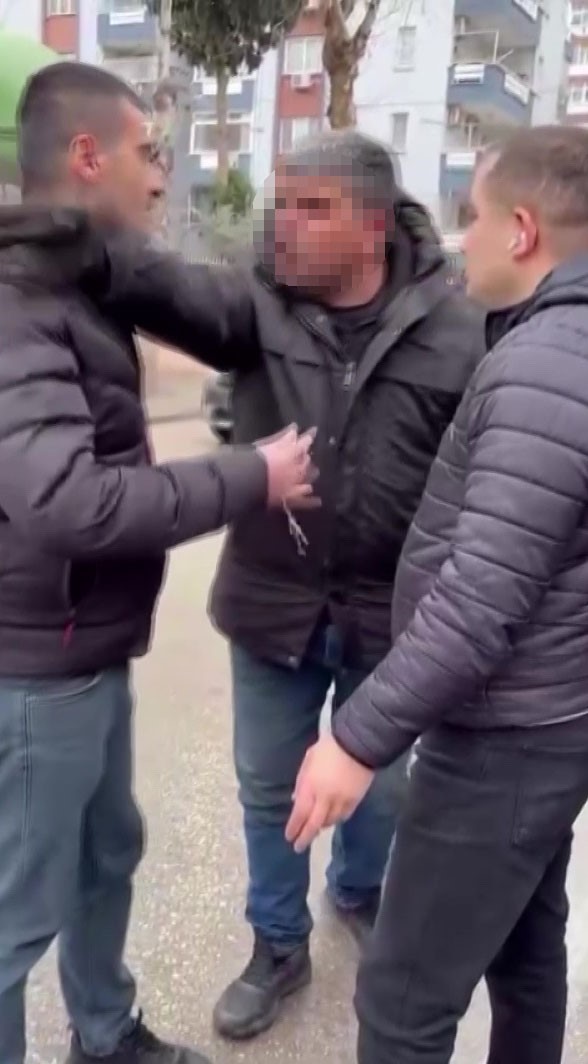 trafikte tartistigi servis aracinin camini kaskiyla kirdi 4 alnc1OYX