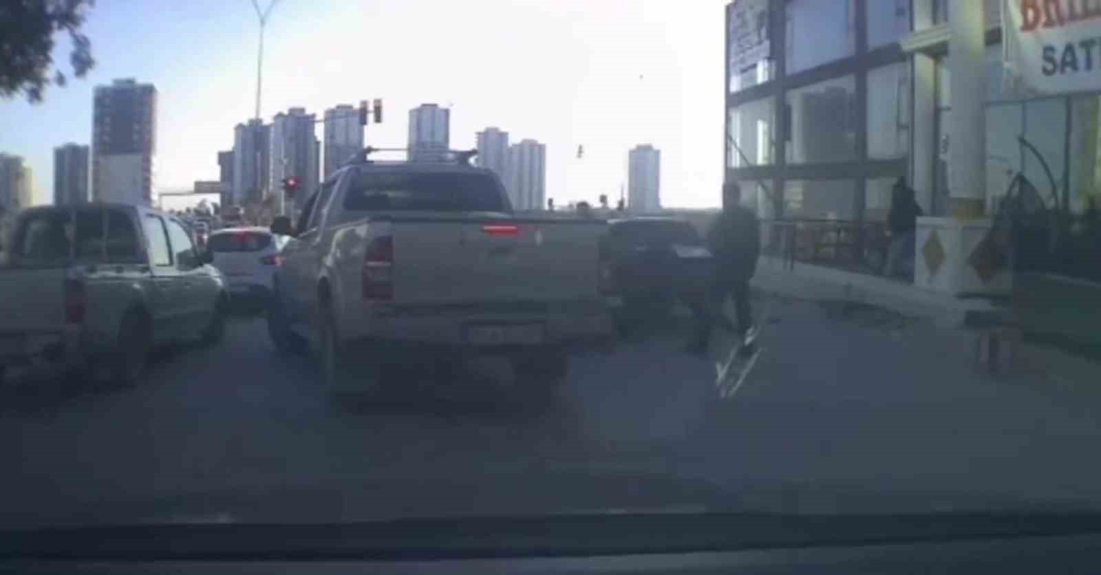Trafikte tartıştıkları kişinin aracına sopa ve sandalyelerle saldırdılar 4 trafikte tartistiklari kisinin aracina sopa ve sandalyelerle saldirdilar 0 aZy9FsyD