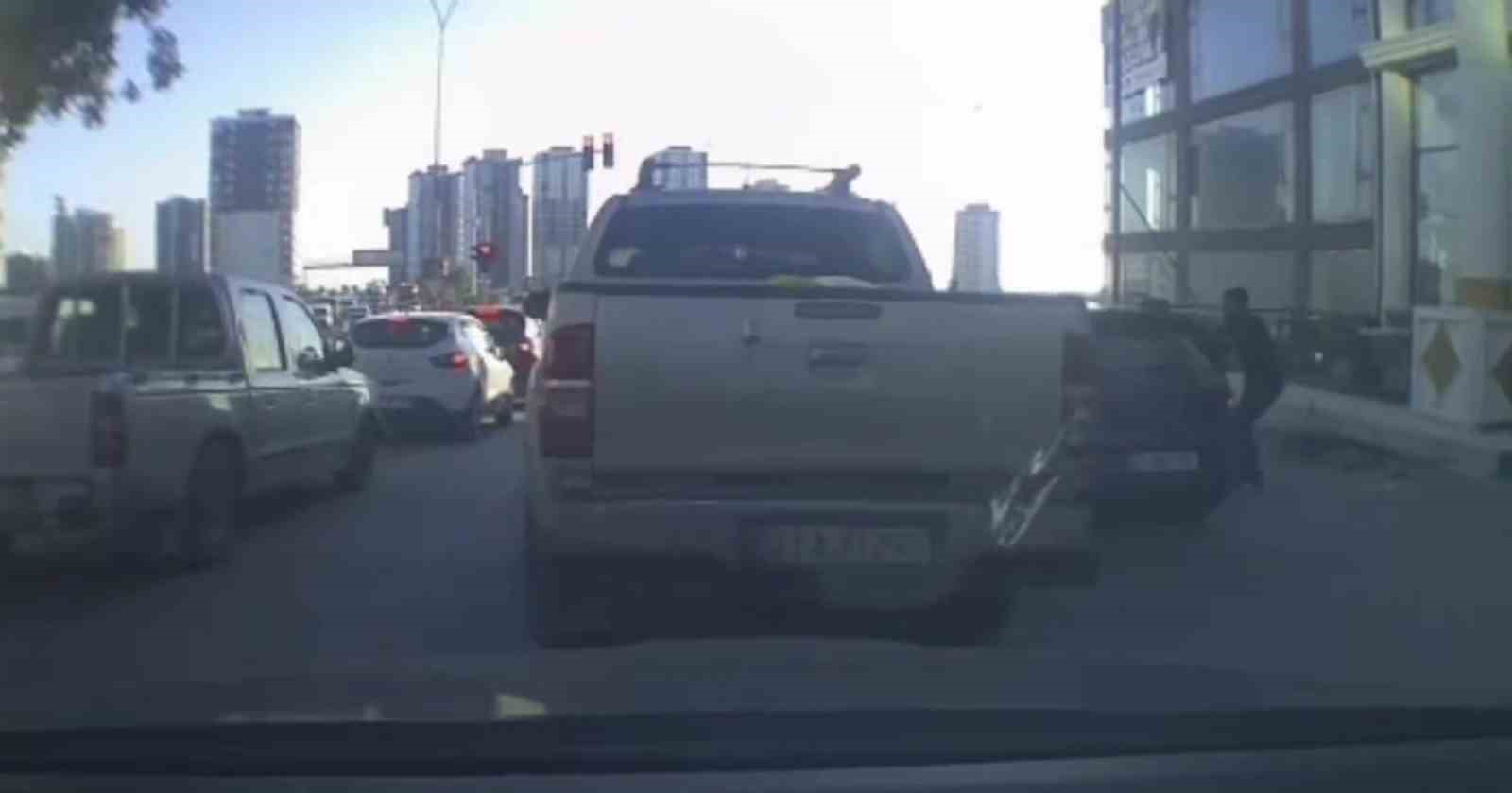 Trafikte tartıştıkları kişinin aracına sopa ve sandalyelerle saldırdılar 5 trafikte tartistiklari kisinin aracina sopa ve sandalyelerle saldirdilar 1 pKyhkgvB
