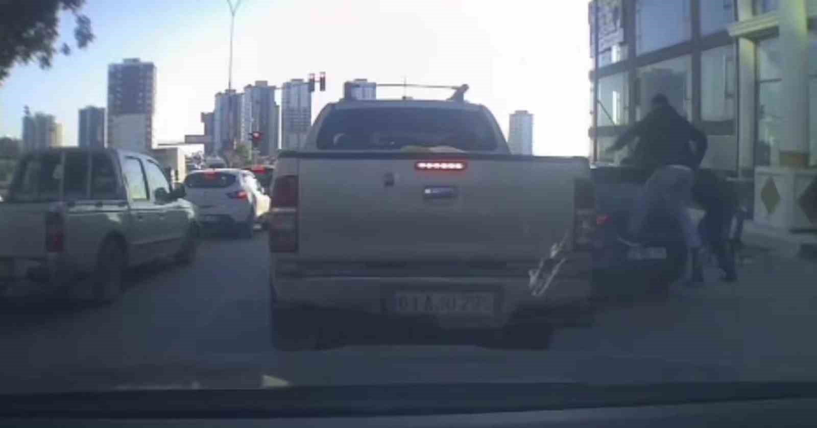 Trafikte tartıştıkları kişinin aracına sopa ve sandalyelerle saldırdılar 6 trafikte tartistiklari kisinin aracina sopa ve sandalyelerle saldirdilar 2 EHO6ifeS