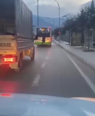 trafikte-tehlikeli-anlar-4OOqWXz2.jpg