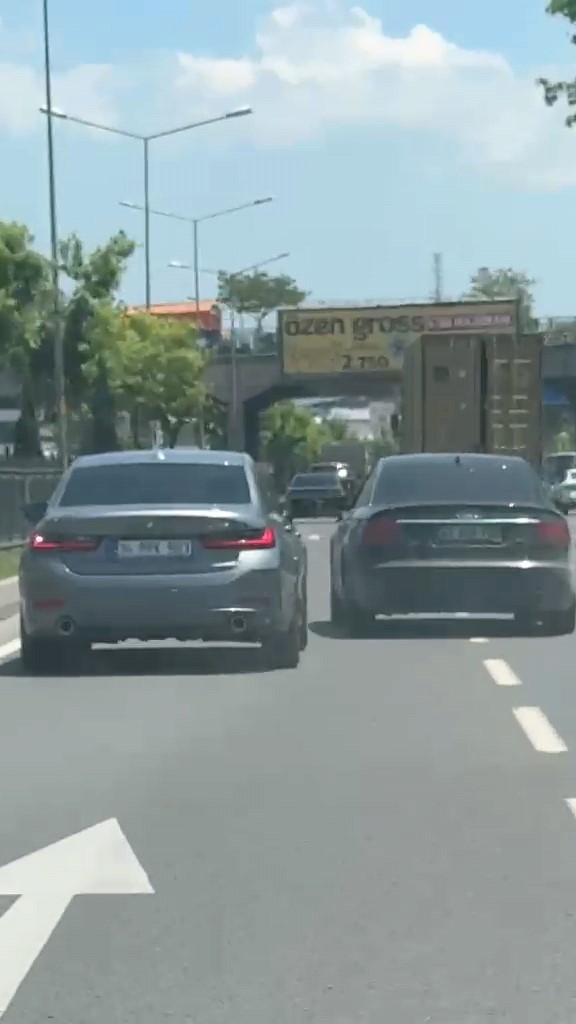 Trafikte tehlikeli seyreden sürücüye 22 bin lira ceza 5 trafikte tehlikeli seyreden surucuye 22 bin lira ceza 1 hQ7F9asz