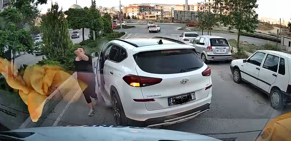 trafikte yol kesip tepki gosteren surucu kamerada 0 UWknfUpJ
