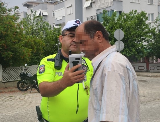 trafikte zikzak cizerek ilerledi hem alkollu hem firari cikti 0 DnP4bGcC