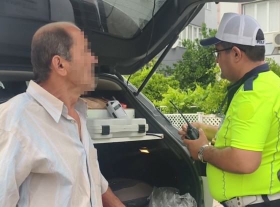 trafikte zikzak cizerek ilerledi hem alkollu hem firari cikti 2 USs2UDbL