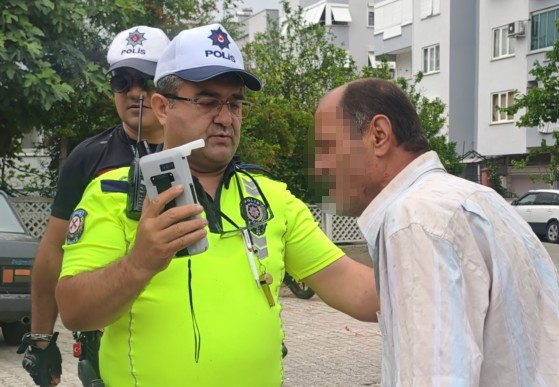 trafikte zikzak cizerek ilerledi hem alkollu hem firari cikti 3 1Y1OhQpt