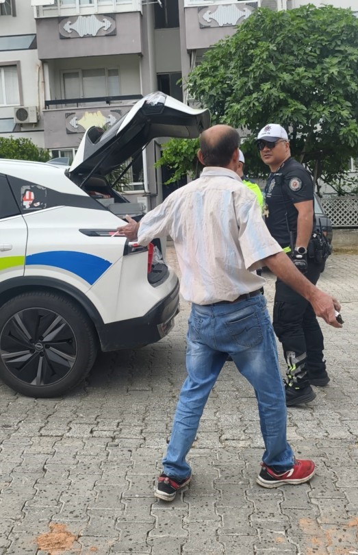 trafikte zikzak cizerek ilerledi hem alkollu hem firari cikti 6 OWRaj5Ql