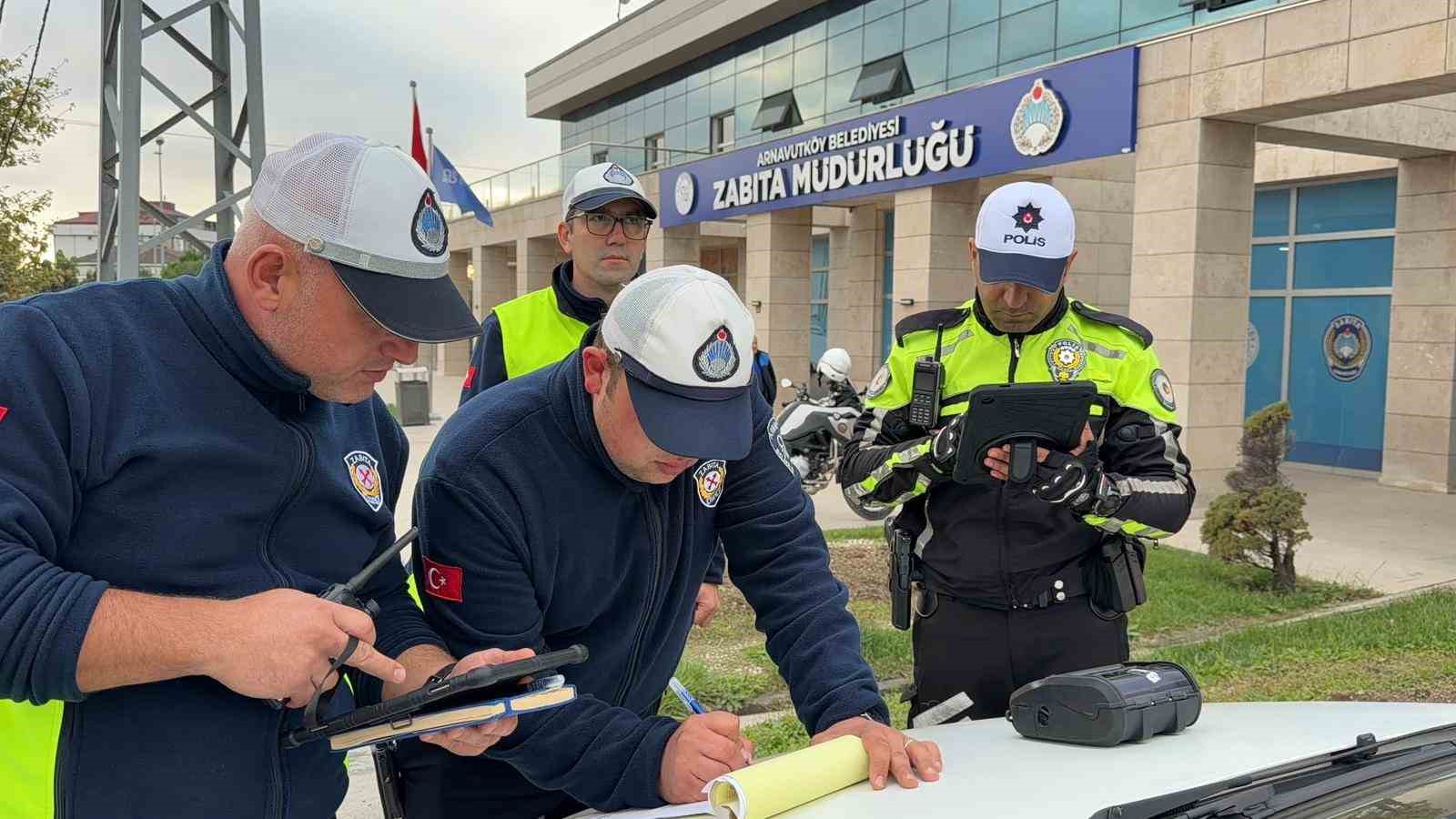 trafikten kacmak icin kaldirima cikti 2 bin 309 lira ceza yedi 0 OElumUUG
