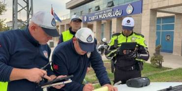 trafikten-kacmak-icin-kaldirima-cikti-2-bin-309-lira-ceza-yedi-FtcqKI1V.jpg