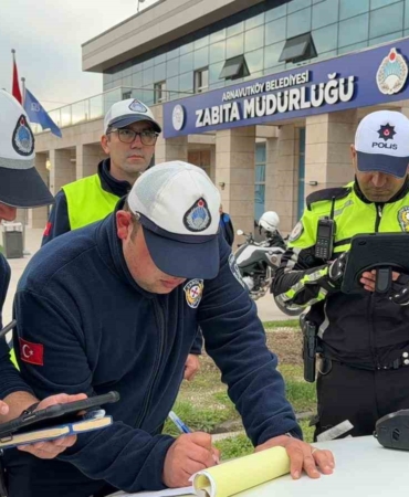 trafikten-kacmak-icin-kaldirima-cikti-2-bin-309-lira-ceza-yedi-FtcqKI1V.jpg