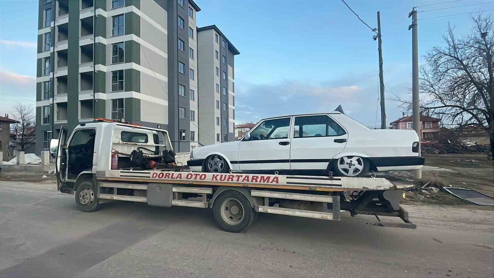 trafikten men edilen yere yakin tofas guclukle cekiye yuklendi 4 kSHsj7jU