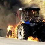 traktor-alevlere-teslim-oldu-RxbdhZcQ.jpg