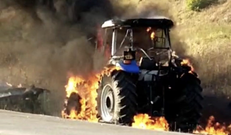 traktor-alevlere-teslim-oldu-RxbdhZcQ.jpg