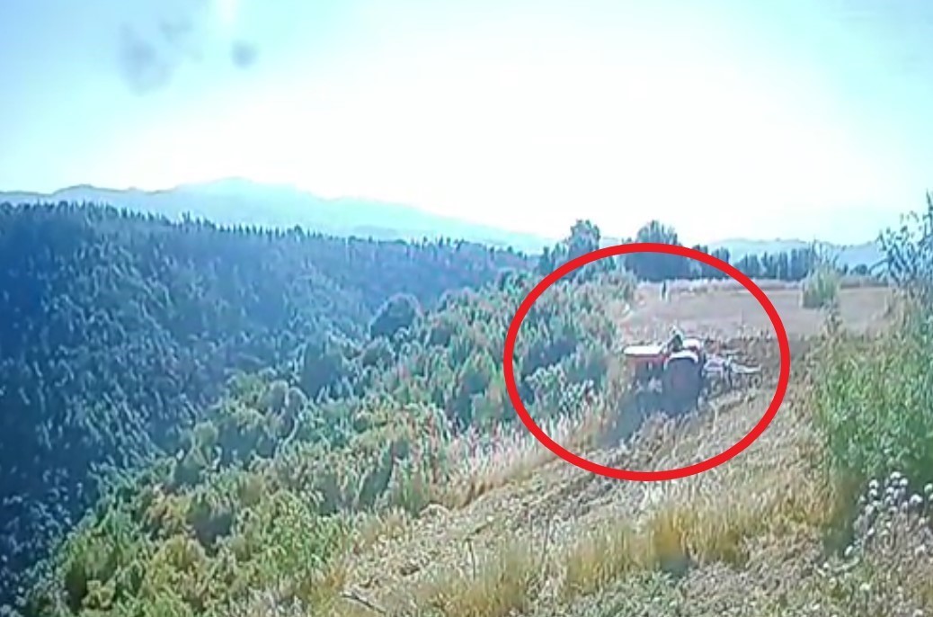 Traktör altında kalan çiftçinin hayatını kaybettiği kaza anı güvenlik kamerasında 4 traktor altinda kalan ciftcinin hayatini kaybettigi kaza ani guvenlik kamerasinda 0 KQcGDXOw